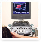 Untersuchung einer Patientin mit Ultraschall